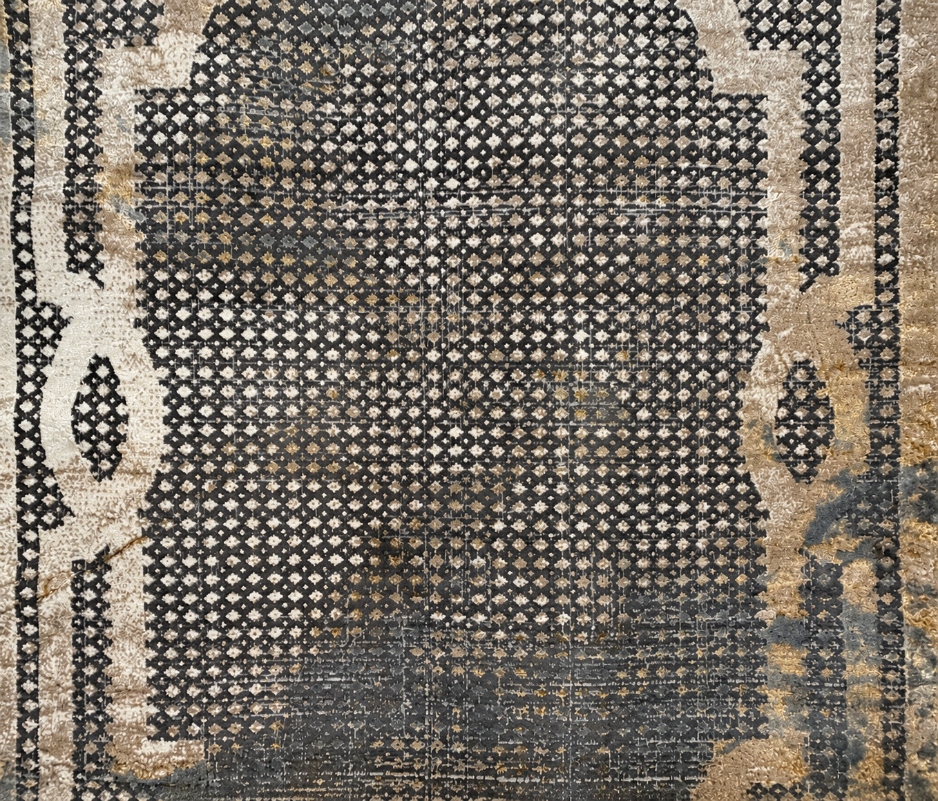 Matrix rug 12681 - cleaned close-up of the original rug pattern (detail view)